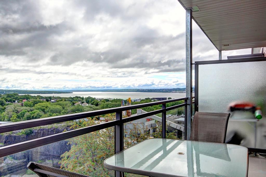 Balcon avec vue sur le fleuve